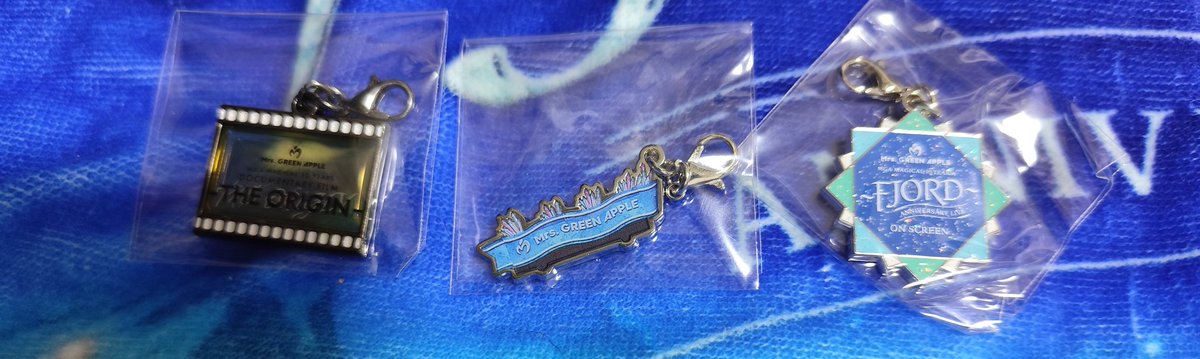 お疲れ様です🍏 ミセスの映画のグッズ2弾目が来て、メタルチャーム開封