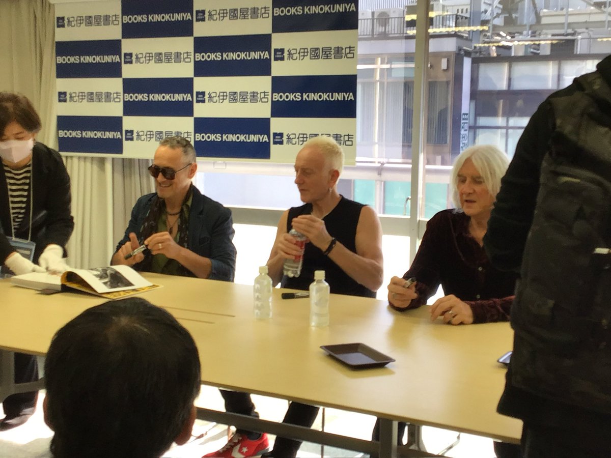 noadaisuke's tweet photo. 偶然や奇跡が重なった
デフレパード写真集イベント
抽選開始ぐらいで応募できたし
すんなり当選もした

サイン会は本人たちの目の前でなければ動画も写真も撮影可
震える手を押さえながら写真撮るよね🤳
入りのキャンベルも撮影できた https://t.co/G15kXnImnU