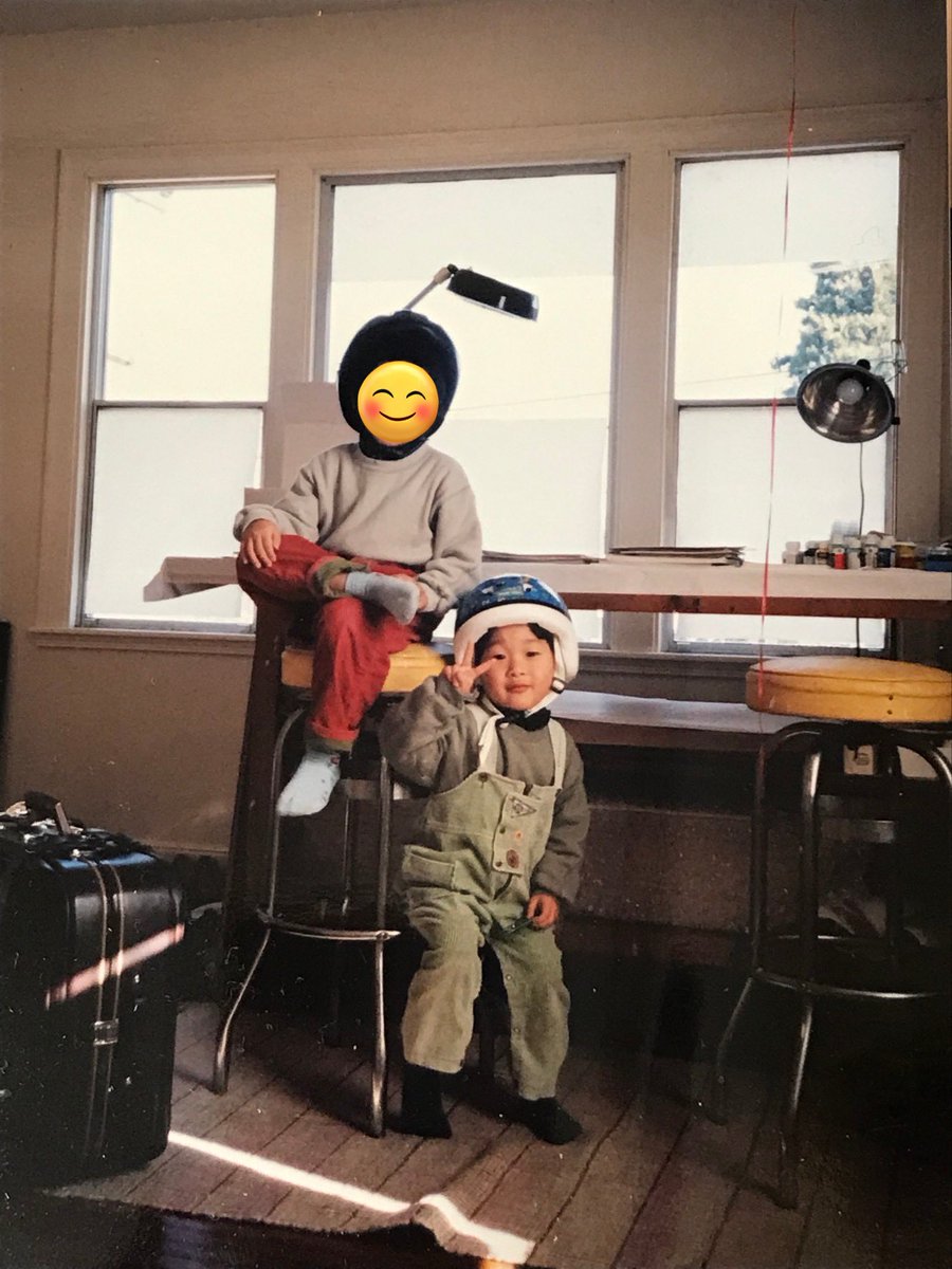 kagayahirai's tweet photo. 33歳になりました！
これからもよろしくお願いします！
兄ちゃんと撮った2人ともヘルメットが大好きだった時の写真です https://t.co/J7mSBI92yy