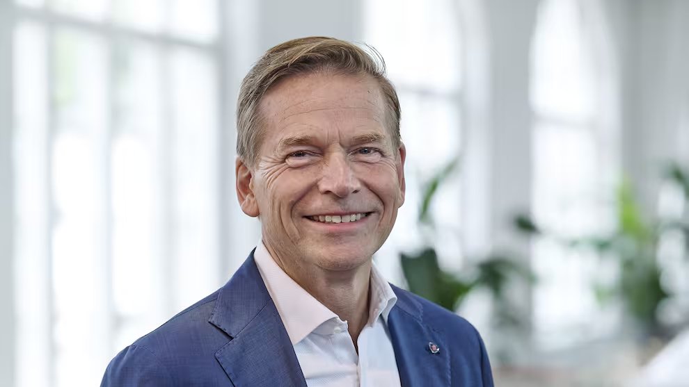 Milei no es Trump  ¿Por qué? Porque no es proteccionista. Trump trata de construir al mundo alrededor de los #USA . <a href="/JMilei/">Javier Milei</a>  intenta lo opuesto, integrar a la #Argentina a la economía global, lo que hará a la Argentina más fuerte. Christian Levin CEO <a href="/ScaniaGroup/">Scania Group</a> <a href="/Cronistacom/">El Cronista</a>