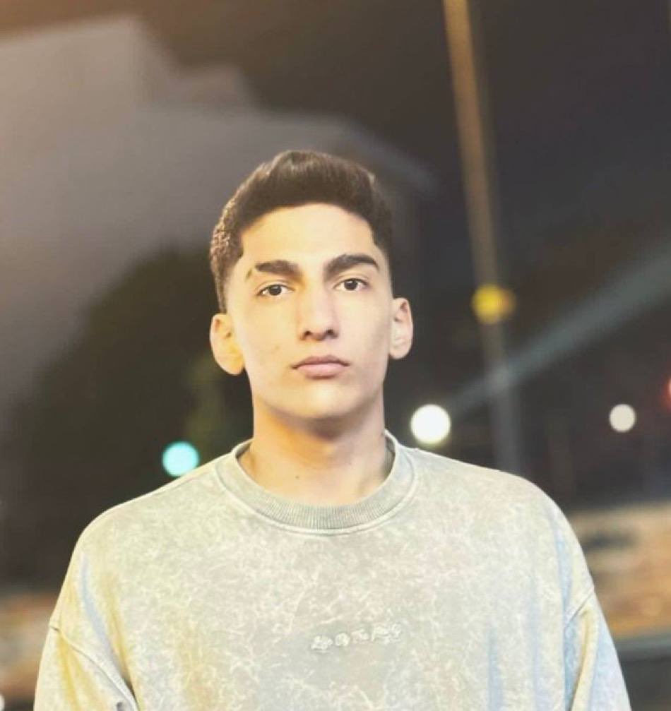 جونش در خطره❗️صداش باشیم.
🚨URGENT: #Mohammad_Afchangi
Mohammad Afchangi, 18, has been arrested in Rasht and has received a moharebeh (enmity against God) charge
Please be his voice.
#IranMassacre #StopExecutionsInIran
<a href="/hrw/">Human Rights Watch</a> <a href="/CNN/">CNN</a> @amensty
