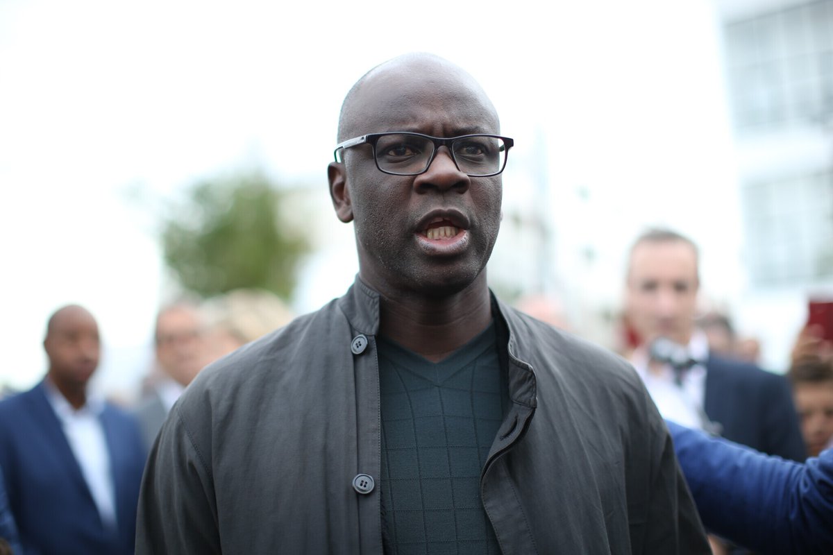 DataFutebol's tweet image. Lilian Thuram, ex-jogador francês: 

"José Mourinho é um grande treinador com uma carreira excepcional. Ele trabalhou com muitos jogadores negros ao longo da sua vida e isso não o impede de duvidar da veracidade de um ato racista. 

"Mas como ele (Vini) pode fazer isso (dançar na