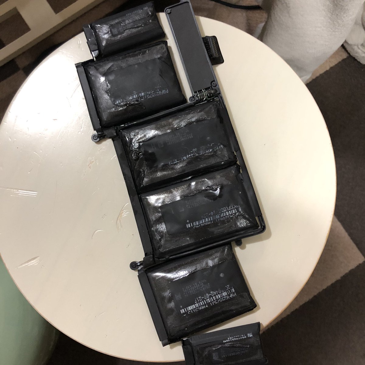 delionpon's tweet photo. MacBook Pro early 2015
左 外した電池(膨らんでます)
中 電池がないMac
右 新しい電池セット
相方氏、まっく修理屋さんみたいです。
#MacBook
#バッテリー交換
#Worldplus https://t.co/cJGGZEYQ9d