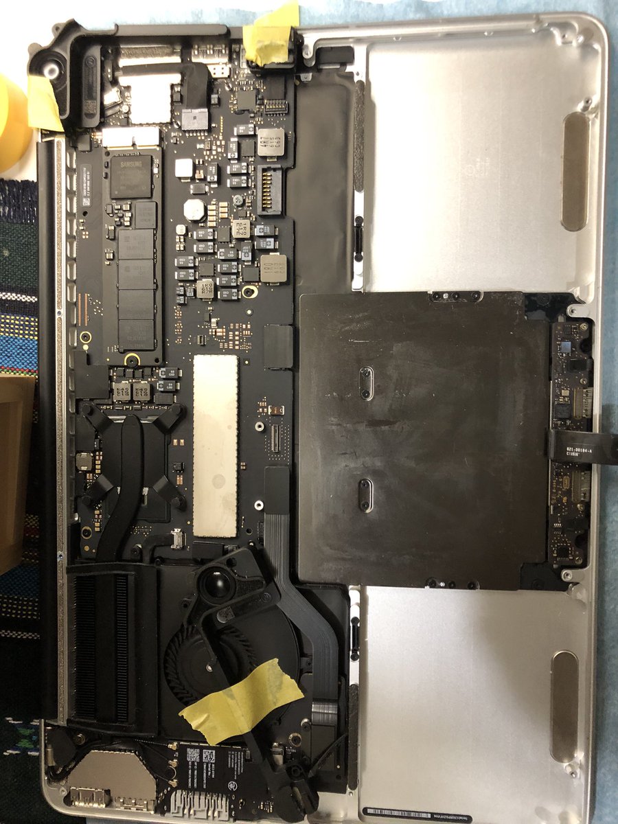 delionpon's tweet photo. MacBook Pro early 2015
左 外した電池(膨らんでます)
中 電池がないMac
右 新しい電池セット
相方氏、まっく修理屋さんみたいです。
#MacBook
#バッテリー交換
#Worldplus https://t.co/cJGGZEYQ9d