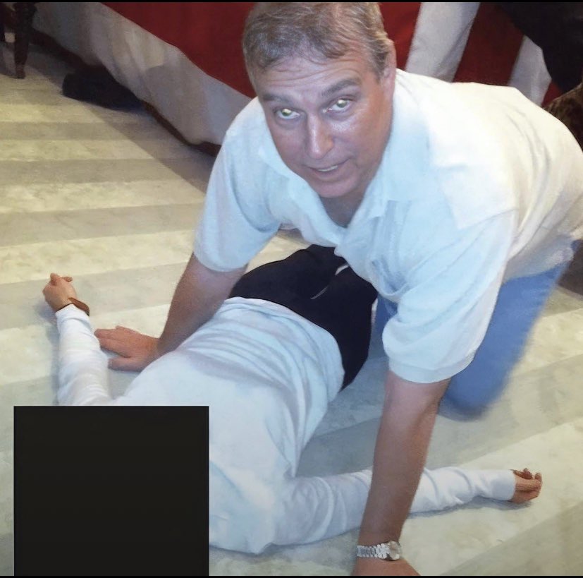 ATENÇÃO!!! Príncipe Andrew, que na foto é visto com uma das vítimas de Epstein que ele ESTUPROU E TORTUROU, acaba de ser ENJAULADO!!!

Enquanto nos EUA o FBI sempre SE RECUSOU a investigar as denúncias (desde o governo Obama, passando por Trump e Biden), nos outros países a