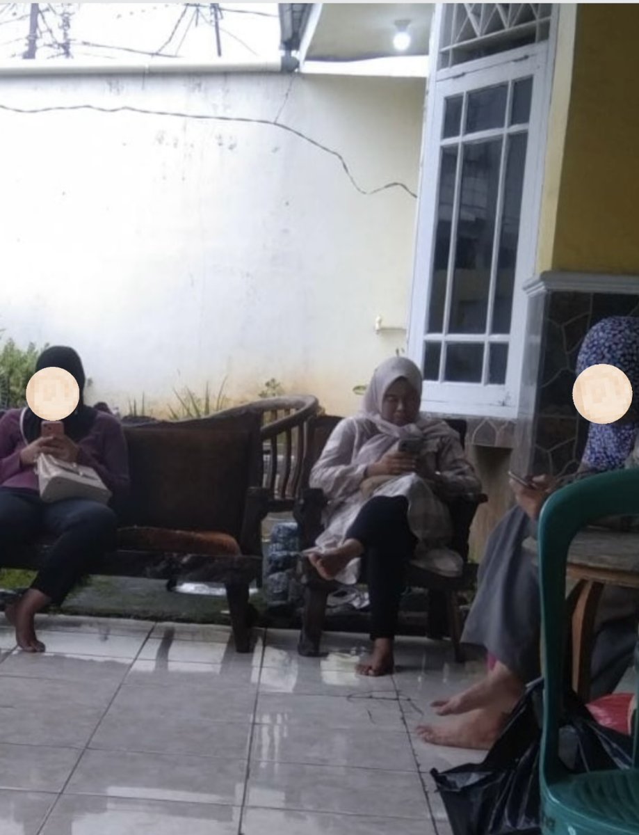 indaaahnya's tweet photo. Bodoh sih gue emang terlalu percaya sama orang😭 padahal tampilannya bener2 kaya orang baik. Ternyata nipu mau maling drumah temen gue yang lagi berduka. https://t.co/4TeLJahIy3
