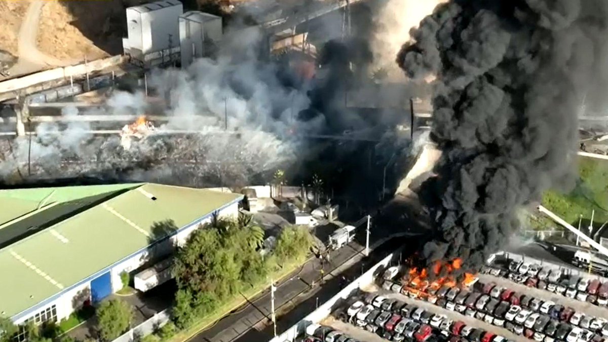 🔴AHORA | Renca 
Se mantiene 3ra alarma de incendio en la comuna de Renca, por incendio que se registra en general Velázquez con ruta 5 Sur, en dónde camión de gas explotó tras accidente en el lugar. 
EN DESARROLLO 
#TodosSomosRNE