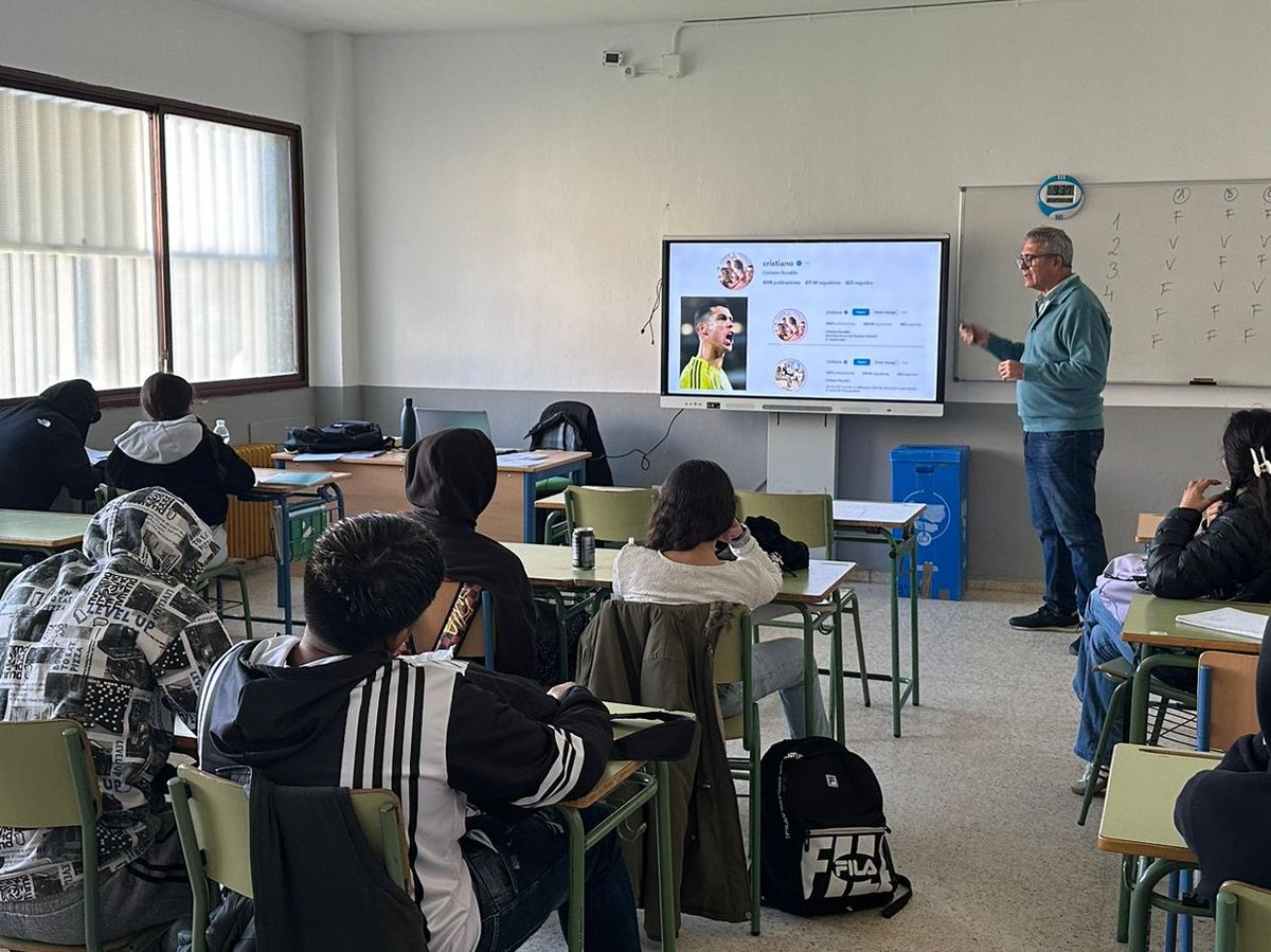 Otro año más, la <a href="/aprensasevilla/">Asoc. Prensa Sevilla</a>  nos ofrece los talleres 'La Prensa en las escuelas' para fomentar  el interés, la reflexión y el espíritu crítico sobre la actualidad. 
Sesiones breves, pero útiles para #EquipoVieira gracias también a Juan Manuel Avila Lorente.