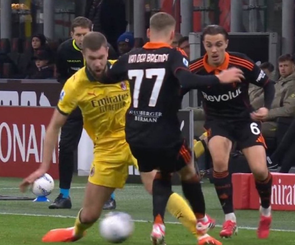 sidebyside19380's tweet photo. @OnofrioFabbiano Un po' come "se l'arbitro avesse espulso  Van Der Brempt al primo tempo, cosa sarebbe successo?" https://t.co/iG3UEMEA5P