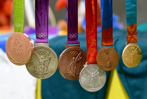 Olympic gold medals aren’t solid gold, but they’re still worth thousands based on metal content alone. tinybfs.com/t/kLqEcK