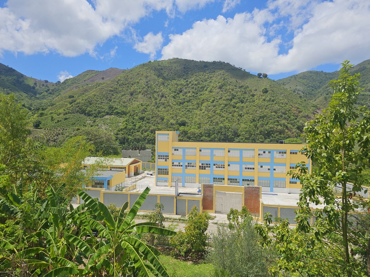 Jansermartinez's tweet photo. En gran parte de la zona geográfica del sector Los Jobos, en Peralta, muy especialmente en la escuela inaugurada ayer y en el hospital municipal, no hay señal celular ni Internet móvil. @ClaroRD @altice_do u otras compañías corrijan esa brecha. Cc; @IndotelRD @ggomezmazara https://t.co/zZtveJlOnz