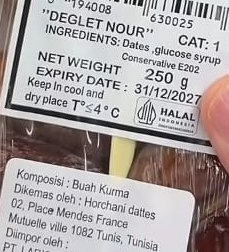 SeputarTetangga's tweet photo. Ada yg bisa jelaskan? 🙏
Di label asli, ada tertera bahan lain. Kenapa di label tambahan yg bahasa Indonesia cuma di-list buah kurma?
Bukannya mesti ditulis semuanya ya?
Gak semua orang ngerti arti yg di atas, taunya ini kurma tanpa tambahan apapun. Atau glucose syrup conservative e202 itu something yg naturally occur pada kurma?