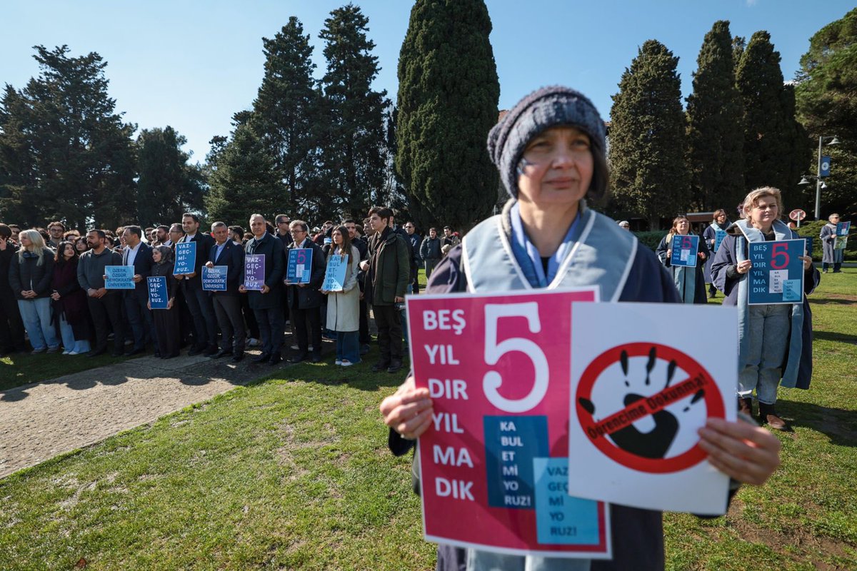 Genel Başkanımız Özgür Özel, İstanbul Boğaziçi Üniversitesi’nde akademisyenlerin bin 262 gündür devam eden eylemine destek verdi ve öğrenciler ile buluştu.

“Medeniyet diye bir şey var, medeniyet. Öyle itmeden, kalkmadan, kahretmeden, çıldırtmadan, düşmanlaştırmadan