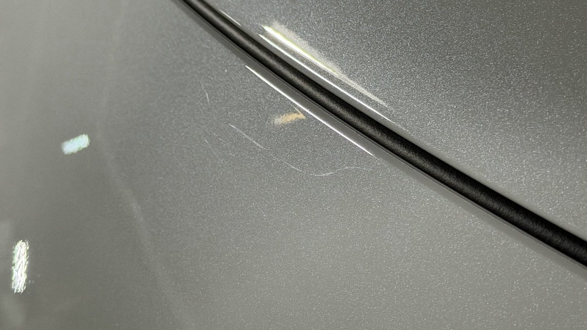 LEXUS_nori's tweet image. 実は先週のオフ会帰りに泊まったホテルの蛍光灯下で発見しちゃったぁよぉ〜😰😰

まだ数える程しか乗ってないのにRXに傷がぁ〜！😭😭😭
