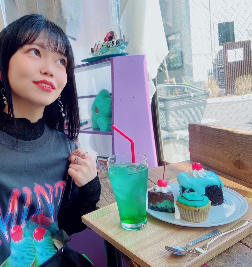 後ろの小物や背景も含めてミントな色合いが感じられていいですね☺️