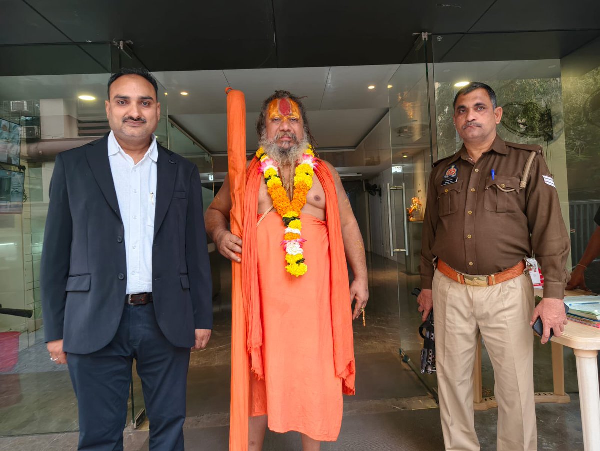 abhishekpandey2's tweet image. आज भारत एक्सप्रेस चैनल के मुंबई ऑफिस में छावनी पीठधिश्वर जगतगुरु परमहंस आचार्य जी का आगमन हुआ.. 
उन्होंने चैनल के 3 वर्ष पूर्ण होने पर चैनल के मनेजमेंट को बधाई और आशीर्वाद दिया 
#BharatExpress @BhaaratExpress @UpendrraRai