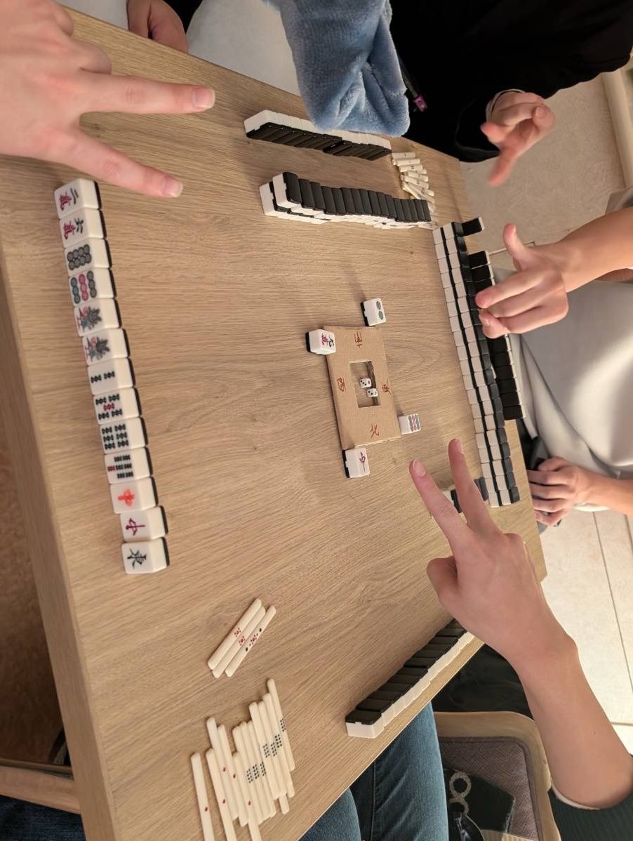 noise__08's tweet photo. 修学旅行にてリアル麻雀 https://t.co/EFWqsFfFjG
