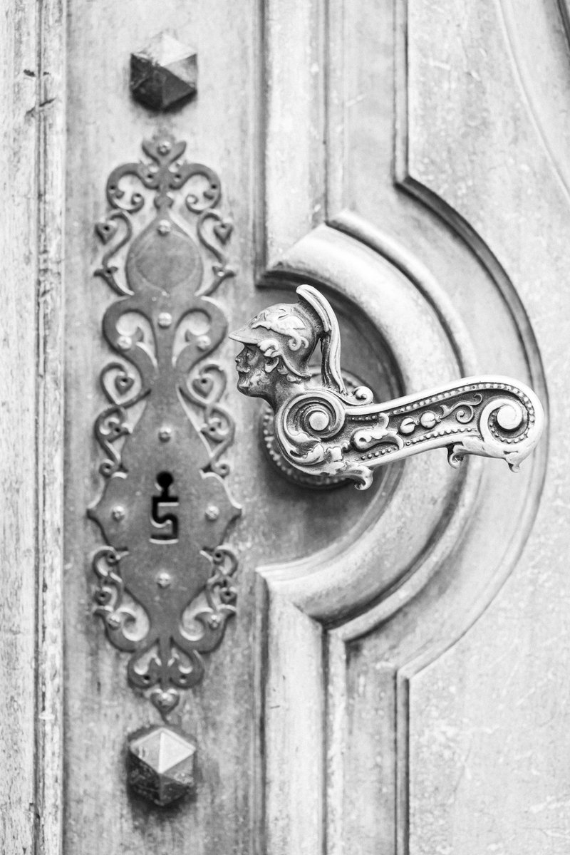 benoitphotogva's tweet photo. Ce que le temps laisse.
Un guerrier casqué garde encore la porte. Métal patiné, bois marqué par des siècles de mains. Vieille Ville de Genève, grain Ilford HP5.

https://t.co/QbFKnxO9Kz
#CeQueLeTempsLaisse #GeneveVieilleVille #IlfordHP5 #GenevePhoto https://t.co/gDatABZLY3