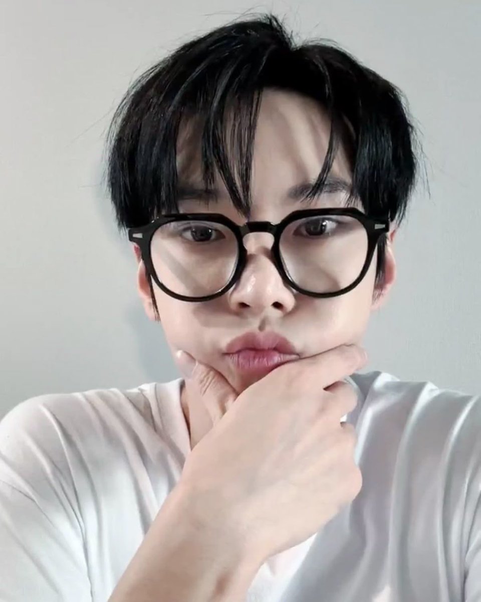 all219right's tweet photo. .                   형 내가 씻다가 갑자기 생각난건데

응 
                           형 눈이 예사롭지 않으면 내가
                               약속을 못나가는 징크스가,
                          어 안돼 나 오늘은 꼭 나갈거야

졍우야 그거 중요한 약속이야?                    에휴 https://t.co/Ptnvd1U7jb
