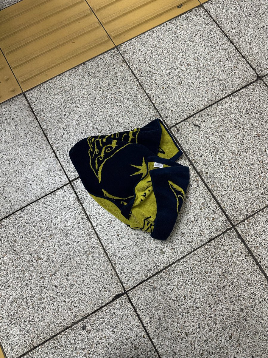CelicaSen's tweet photo. 九段下駅　1番出口2番出口間に落ちてたので
駅員さんに預けておきます！
#なとり_深海 https://t.co/Gsuvq9kCjm