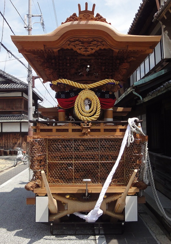 ikaribata's tweet photo. 本日は「雨水」

　本町地車で昭和後期の屋根の頃から見受けられる
　　金縄から出ている雨？を模した金糸が印象的です。

　　かつての松良の縁隅木や欄干下の縁板に
　等間隔に施されていた錺金具も。　
　
　交差旗無しの地車で金縄から金糸が垂れている
　　飾りの地車は現代では稀かと思います。 https://t.co/tVnQjFXPt1