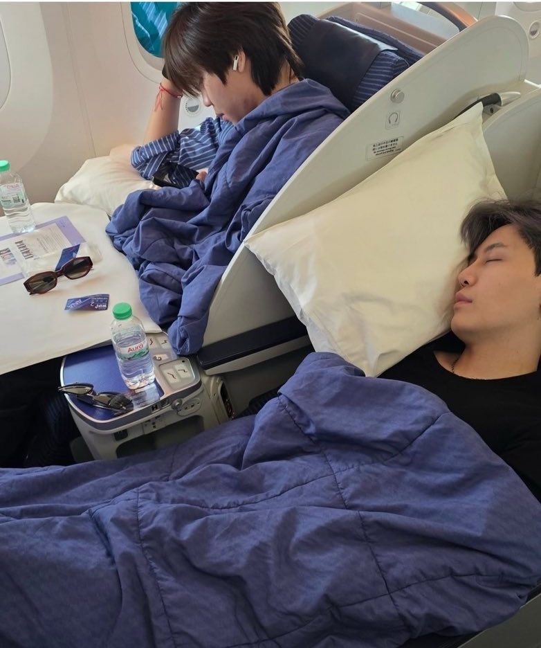 หลับยังหล่อ!! ใครจะมีวาสนาได้แฟนที่แม้แต่ตอนหลับยังหล่อขนาดนี้ อิจฉาเจ้าของเขาจิงๆ ถ้าได้แฟนหล่อนแบบนี้จะนั่งจ้องทั้งวันทั้งคืนเลยเอาสิ...แต่วาสนาไม่ถึงได้แต่นั่งเขี่ยดินเขี่ยทรายไปวันๆ🤣🤣🤣