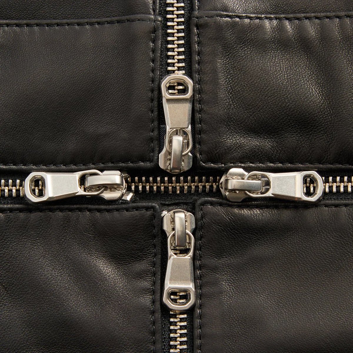 Kith Women Spring 2026: Designed by #LISA 

🧥Kith Women Hera Convertible Leather Coat is crafted of premium lambskin, featuring an adjustable collar tab and exposed zipper detailing on the front and back. Constructed with detachable zippers at the waist and sleeves, it allows