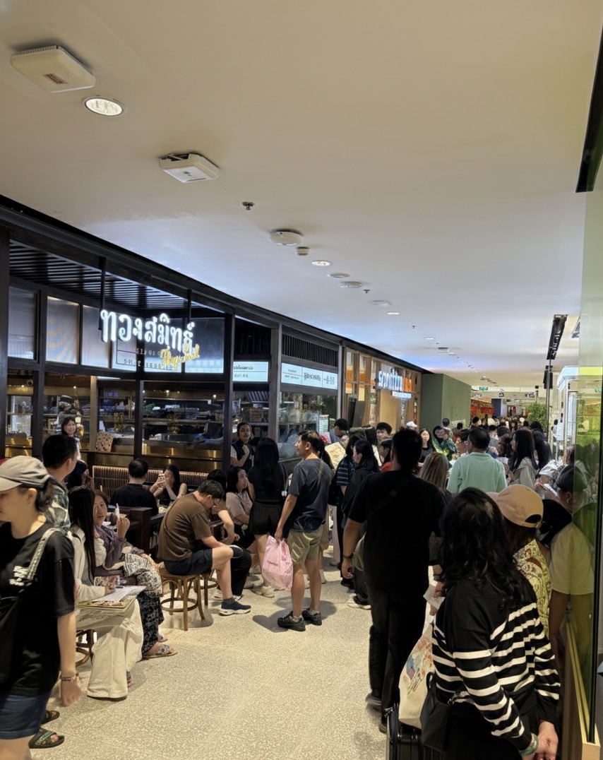 bongtao's tweet image. เมื่อเช้าอ่านข่าวว่า ตรุษจีนปีนี้คนจีนไปเที่ยวญี่ปุ่นน้อยลง ประเทศที่ได้รับอานิสงส์คือเกาหลี เวียดนาม และไทย

ตัดภาพมาที่ทองสมิทธิ์สาขา CTW วันนี้..