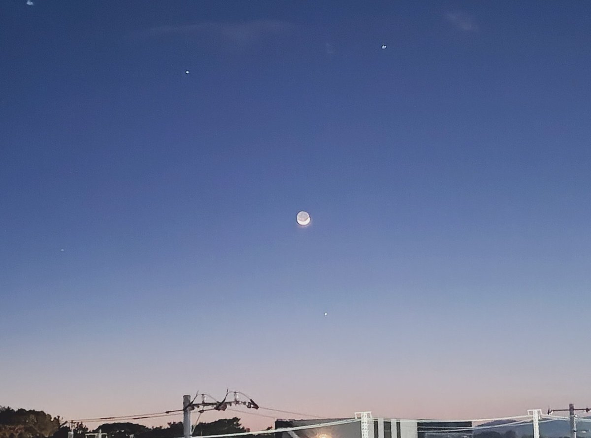 きょうの帰り、お月さまが笑ってた🌛
季節がまどろみはじめて、だんだん昼と夜のあいだの時間が長くなってきた
やさしいグラデーション🌄