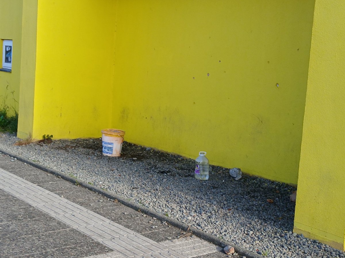 A8474Eaal's tweet photo. La tremenda bienvenida y despedida que ofrece Puerto Varas @muniptovaras en el sector del gimnasio DIGEDER, punto considerado terminal de buses de la ciudad lacustre, el consumo de drogas y alcohol, personas en situación de calle, basura, cuidadores informales ...un coxinero https://t.co/nJOP2vWB2w