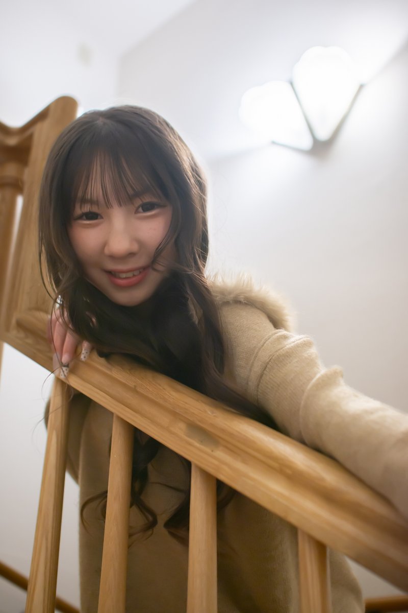 😊木の手すり越しの微笑みが灯のように揺れる✨
🌟ふわりコートの毛並みに冬のぬくもりが舞うよ🎀
💫君なら何色の風を連れてこの階段を上がるかな🎈

2025/12/31
🧹大晦日だよ☆年末ジャンボ撮影会 in ホワイトブレイン Studio1🧹
#sena
#PUREFUL