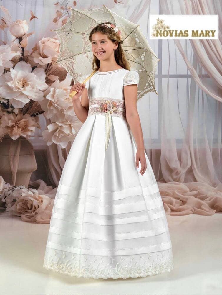 Delicado #vestidodecomunión, de estilo clásico, con detalles de encaje y banda en color rosa en la cintura ❤️

👉 maryshowroom.com/tienda-online/… 👈

#NoviasMaryBilbao #PrimeraComunion #ModaInfantilEspañola