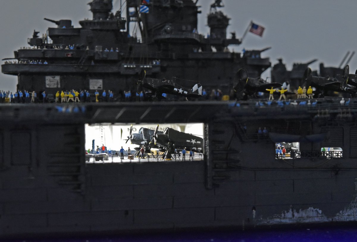 【完成！！】
1/700 米空母エセックス CV-9 坊ノ岬沖海戦時 1945年
一艦に戦艦5〜6隻ぐらいの情報量が凝縮している感覚がある⛴️感無量🥲
#エセックス #CV9