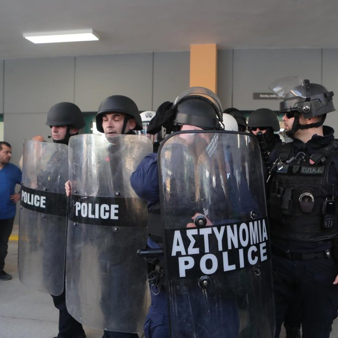 Όταν είσαι υπουργός υγείας και χρειάζεσαι τέτοια συνδρομή για να επισκεφτείς ένα νοσοκομείο και λίγη τσίπα να έχεις παραιτείσαι.