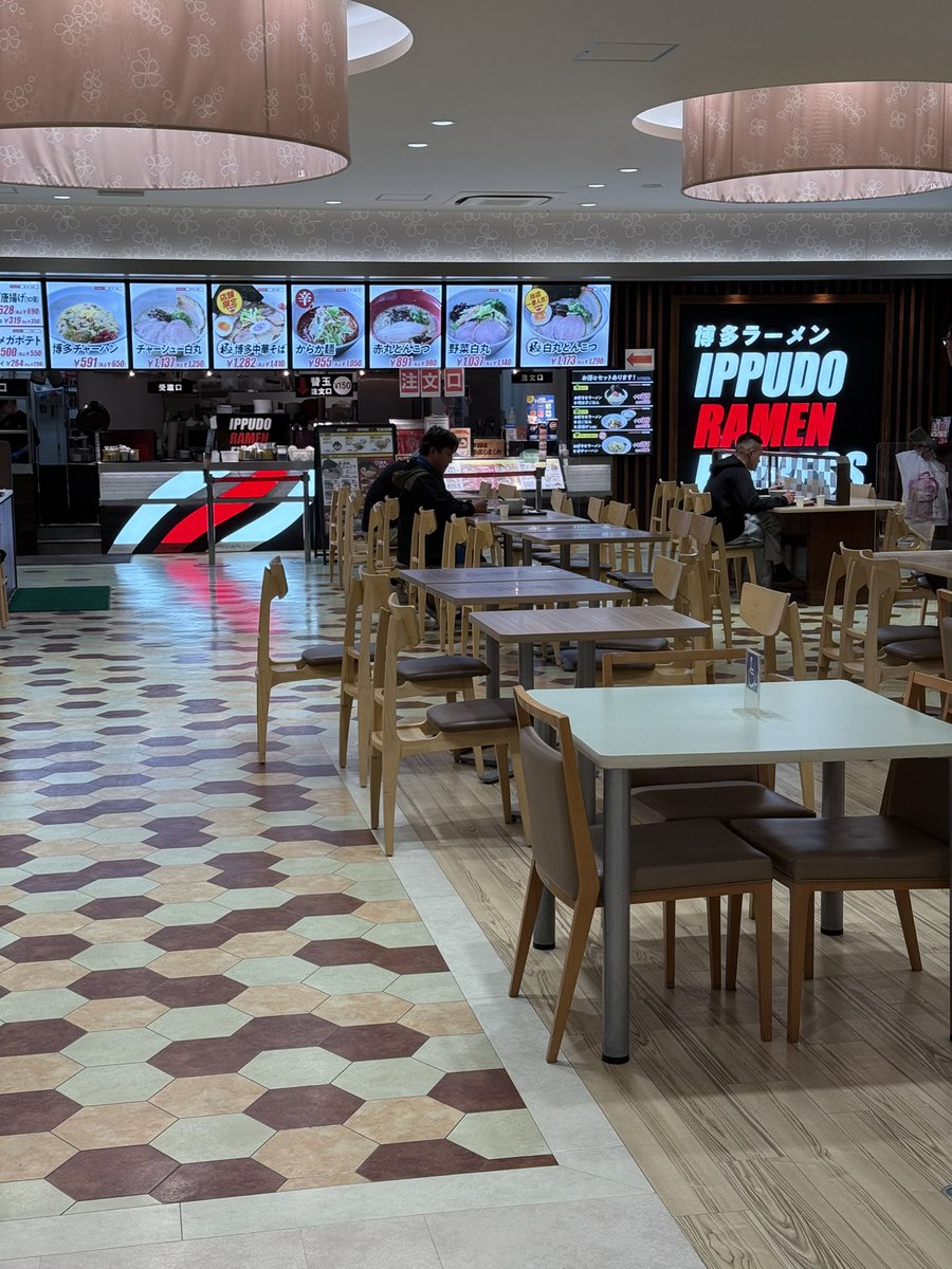 puff_cbblue's tweet image. 静岡SA

何か食べようと
思っても
新東名

21時🕘からは
ドコも有名どころが閉まり…

食に関しては
旧東名より
キツくなる…

何故か
九州コーナー
うまかっちゃん
バリカタならぬ
バリタカ🦅🤣

プラモデル買いそうになる🤣

とりあえず
コーヒー
駿河湾沼津
まで
頑張ろうかと♪🦑