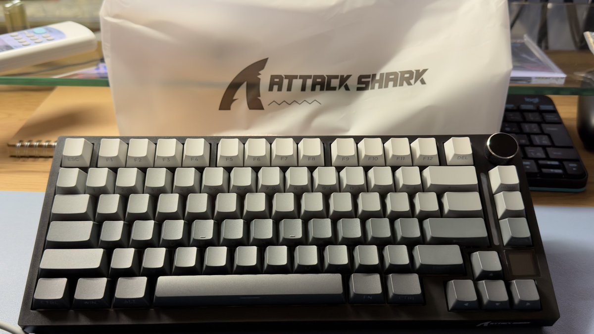 oyakataap's tweet photo. ATTACK SHARKのキーボードきた！
ぼちぼちデスク周りが整い出したあと少し https://t.co/r5DdbHPb31