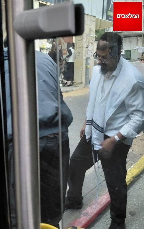 לא מכירה אותו
הוא נהג חרדי בדן והוא עצר את האוטובוס ועזר באהבה מיוחדת למבוגר עם הליכון עזר לו לרדת בבטחה וזה כל כך ריגש אותי ממש ❤️ תשתפו שיראו כמה יופי יש בעם הזה 🇮🇱