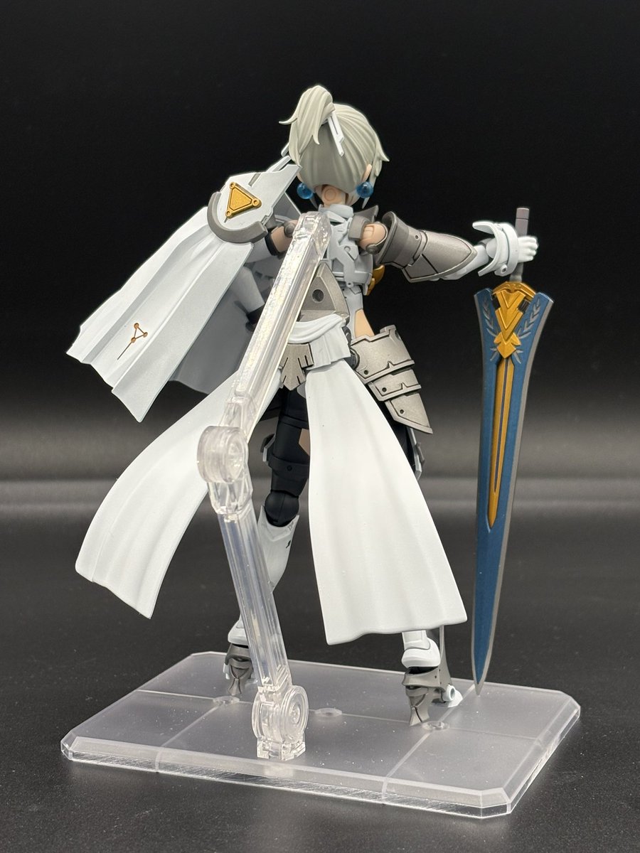 フィオネ[ナイトフォーム]】 純白の装備を纏い青い剣を携える騎士型