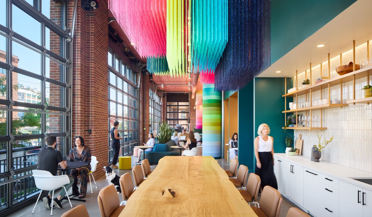 THE SOCIAL LIGHTS transformed a raw space into a flexible, high-performance workplace that supports content creation, collaborative work, and community programming, #modernofficedesign hubs.ly/Q043K23N0