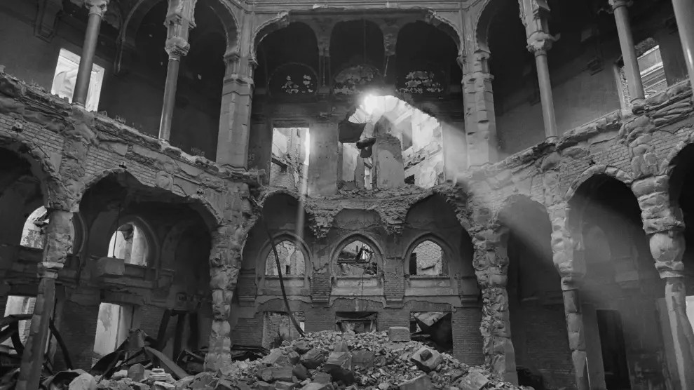 La <a href="/unicomplutense/">Complutense</a> se quiebra. Hace tiempo que su biblioteca deja de comprar libros y revistas. Que sus grupos de investigación no tienen asignación; que el profesorado joven desaparece, como los grados, los grupos de tarde.. El problema es exigir a los alumnos que sigan adelante