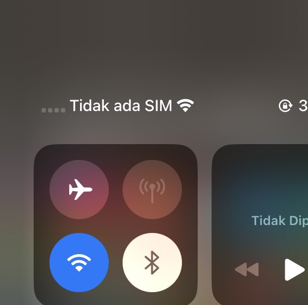 nomenosa's tweet photo. @Telkomsel tolong dong sim card gw nggak kebaca kenapa ya? Udah gw pindah ke hp lain tetep nggak kebaca. 
Lapor cs my telkomsel tapi cs lo 3 jam jawab proses pengecekan mulu cape https://t.co/FgqeYVJWnk