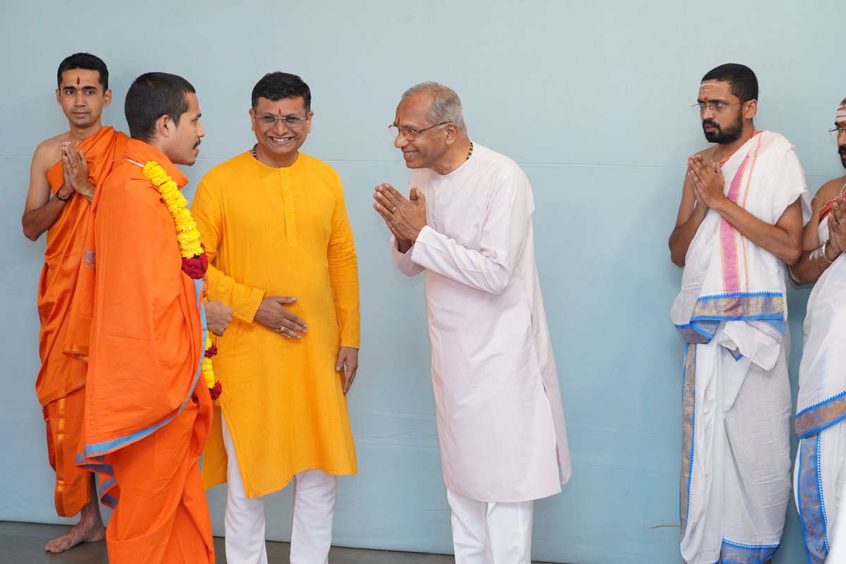 श्रीमद् विद्याधीश तीर्थ स्वामीजी यांच्या मंगलप्रवेशानिमित्त सनातनचे संत पू. पृथ्वीराज हजारे यांनी हृदयस्पर्शी स्वागत केले।
साधकांना मार्गदर्शन केले.
Sanstan sanstha.