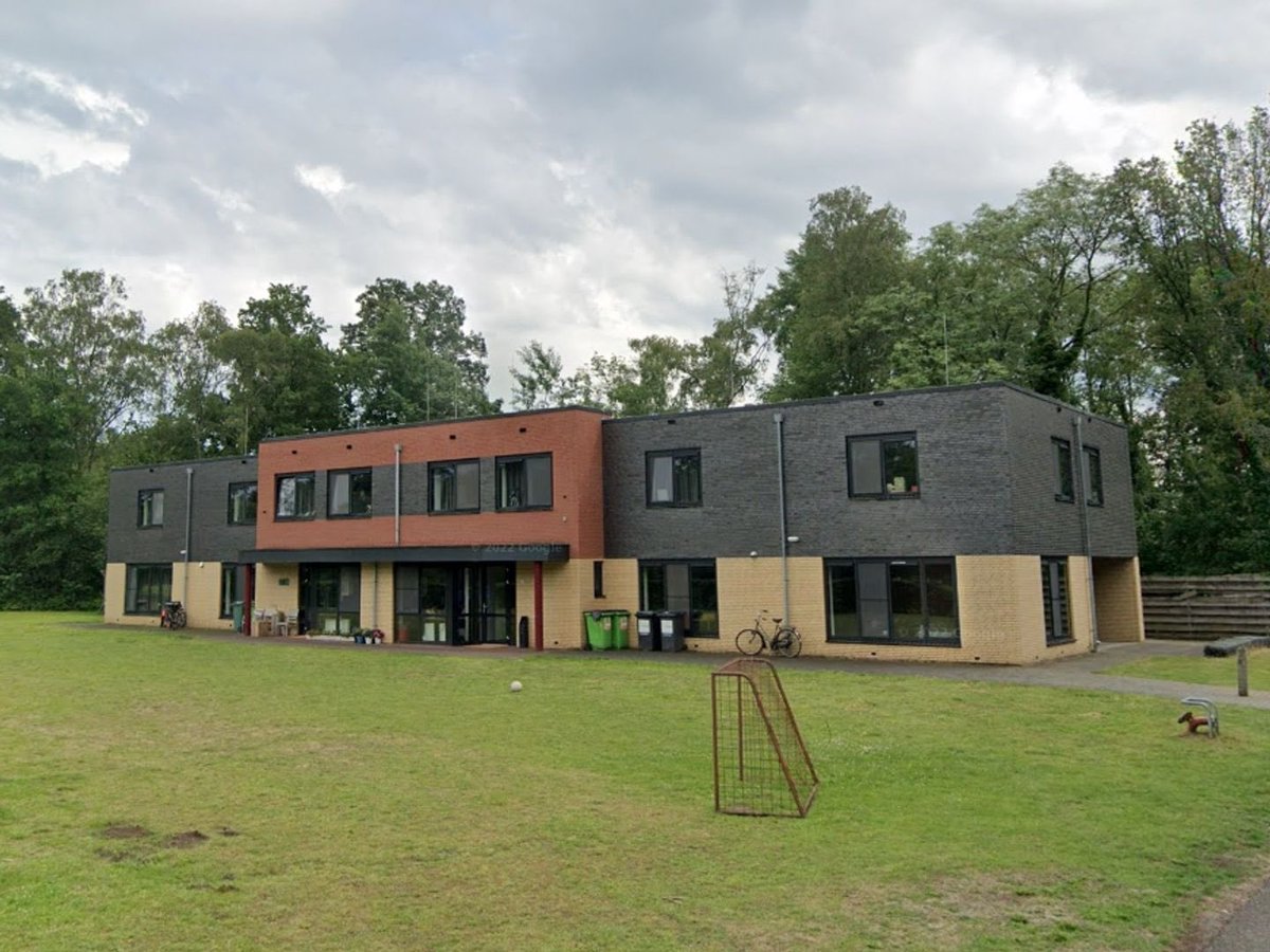 Lochem wil huishoudens en bedrijven bij het azc aan de Ampsenseweg tot 1.000 euro geven voor preventieve maatregelen op eigen terrein, zoals een lamp, camera of hek. Maximaal 24 adressen kunnen gebruikmaken van de regeling.

Hoewel de gemeente niet verantwoordelijk is voor