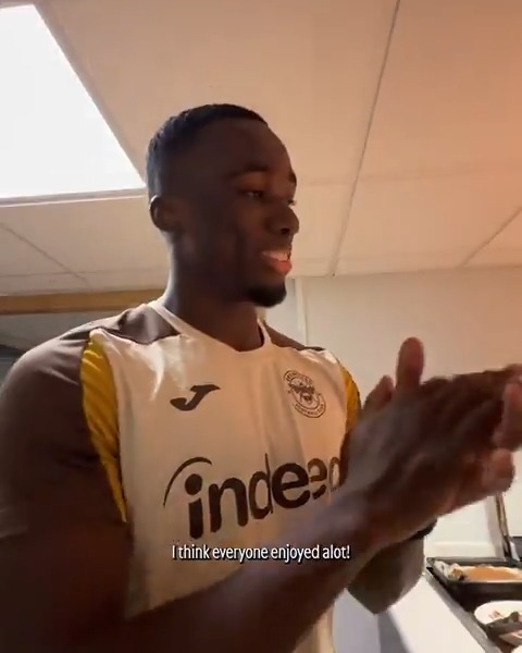 في برينتفورد، الطهاة يحتفلون بتنوع الجنسيات بين اللاعبين من خلال إعداد أطباق خاصة لكل دولة. هذا كان الاحتفال بنجم النادي مايكل كايودي مع لمسة إيطالية مميزة 