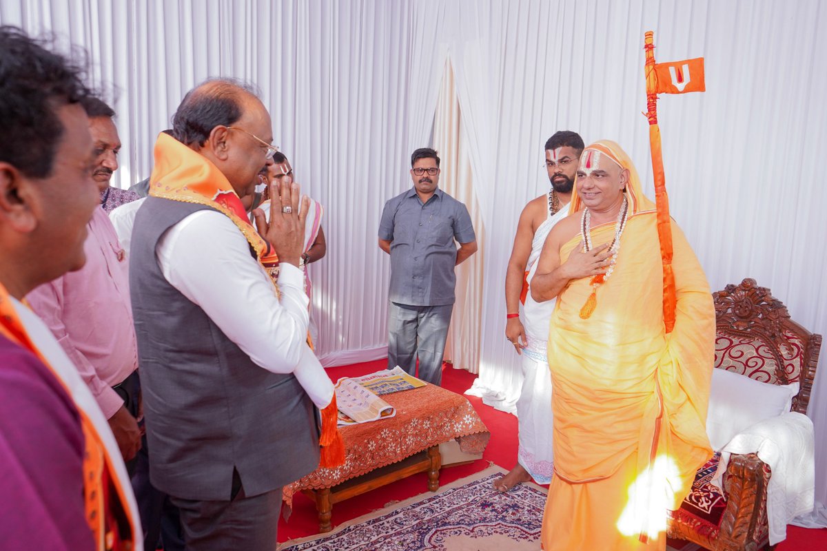_Jagadguru's tweet photo. जगद्गुरु रामानंदचार्य  के दिव्य सान्निध्य और मार्गदर्शन में आयोजित भव्य घर वापसी कार्यक्रम में नागपुर के नेरला में 500 श्रद्धालुओं ने वैदिक विधि-विधान के साथ सनातन हिंदू धर्म को पुनः अपनाया।
यज्ञाग्नि, मंत्रोच्चार और धर्मसंस्कारों के मध्य यह आयोजन सांस्कृतिक गौरव, आध्यात्मिक पुनर्जागरण और सामाजिक समरसता का सशक्त प्रतीक बनकर उभरा।
 धर्मो रक्षति रक्षितः 
#jagadguru #ramanandacharyaji #hindu #gharwapasi