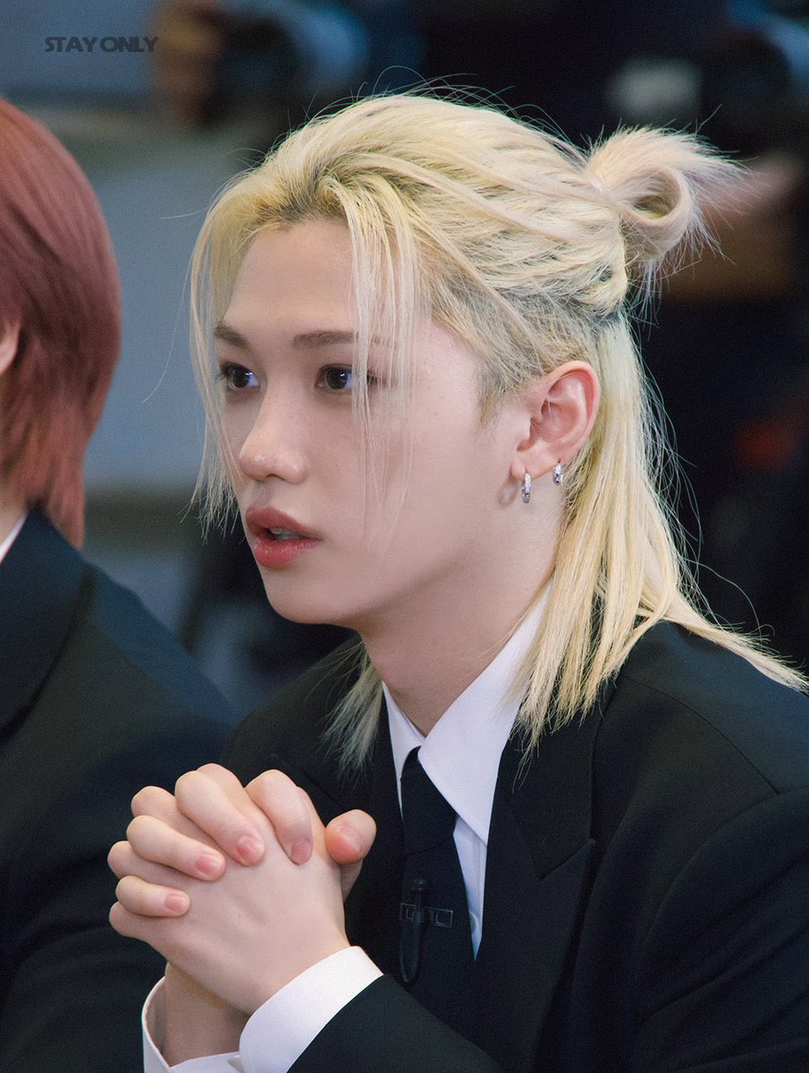 The gorgeous side profile, the cute little nose, the heart shaped lips, the elf ears and the tiny praying hands. Everything about Felix is insanely beautiful