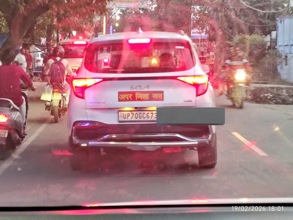 drsvikas's tweet photo. @lkopolice @uptrafficpolice 
Is this allowed? 
Just being curious! https://t.co/VU9VCZXNf9