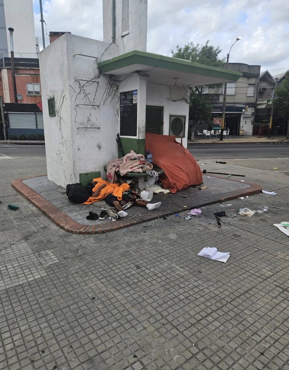 WKHEINSENBERG's tweet photo. Av. J. Batlle y Ordoñez esquina Ramón Anador....el pan nuestro de cada día y no le quieren encontrar la solución. https://t.co/O2BUfUEbED
