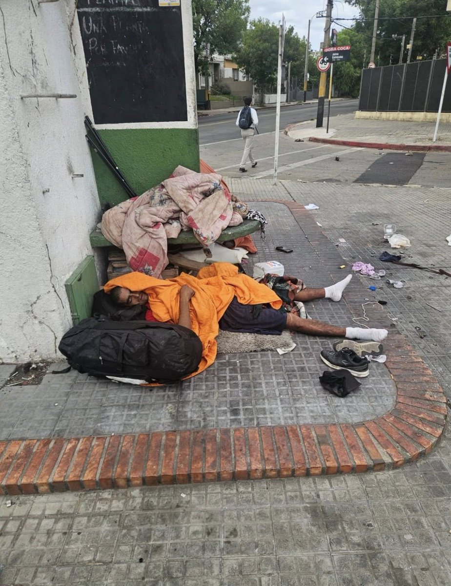 WKHEINSENBERG's tweet photo. Av. J. Batlle y Ordoñez esquina Ramón Anador....el pan nuestro de cada día y no le quieren encontrar la solución. https://t.co/O2BUfUEbED