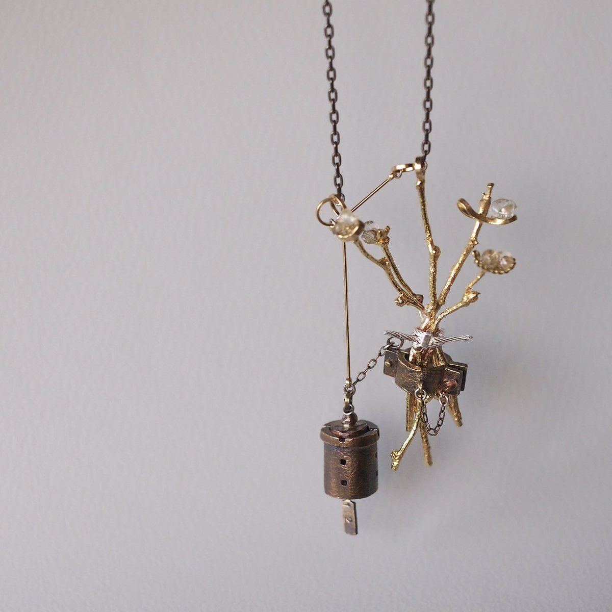 DaQuise_'s tweet image. 【新作】『果てた城にシュガーの花束』

錘の付いた足枷に繋がれたような
そんな記憶から解放されて
城に咲いていたシュガーの花束を摘む

個展【城に、ひと匙のシュガー】
Picaresque Gallery
2/25(水)-3/8(日)
　
#DaQuise_2026個展 
#城はひと匙のシュガー
#metalwork
#彫金
#金属作品